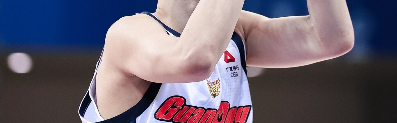 bob半岛体育官方网站-媒体人：王洪泽用稚嫩肩膀扛起广东脆弱内线 他值得更多时间&amp;机会